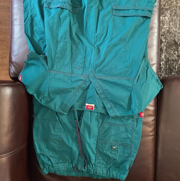 Women's scrubs size medium 4 pair - Picture 8 of 8